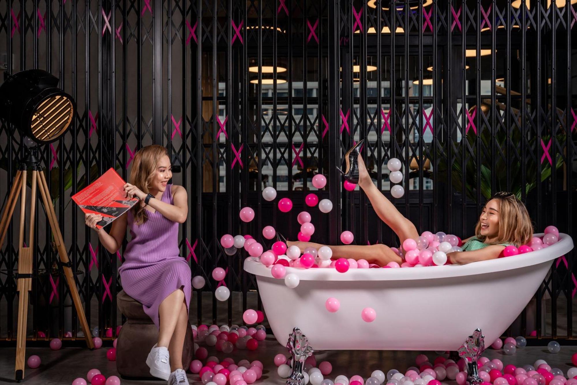 Отель Moxy Bangkok Ratchaprasong Экстерьер фото