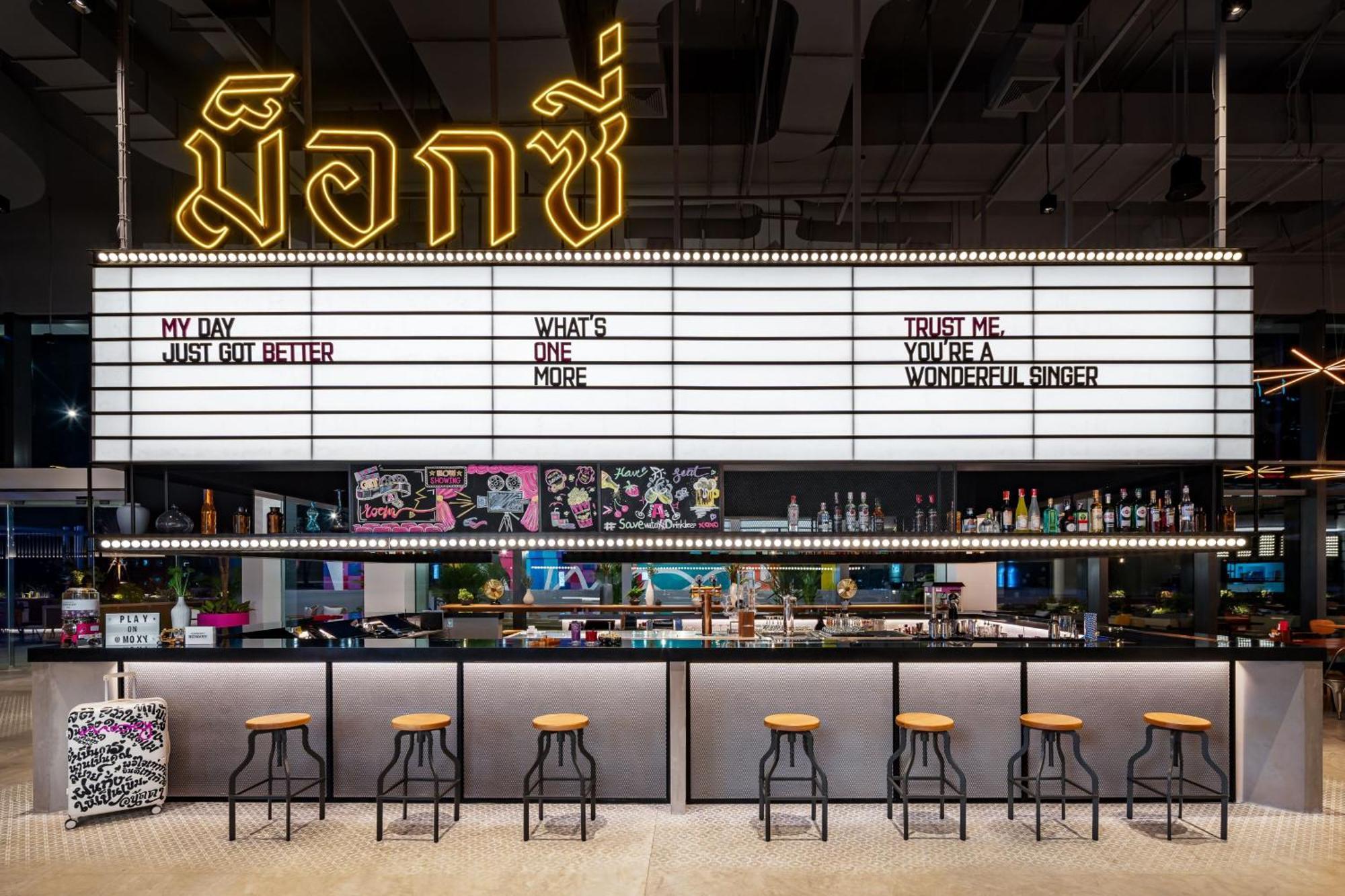 Отель Moxy Bangkok Ratchaprasong Экстерьер фото