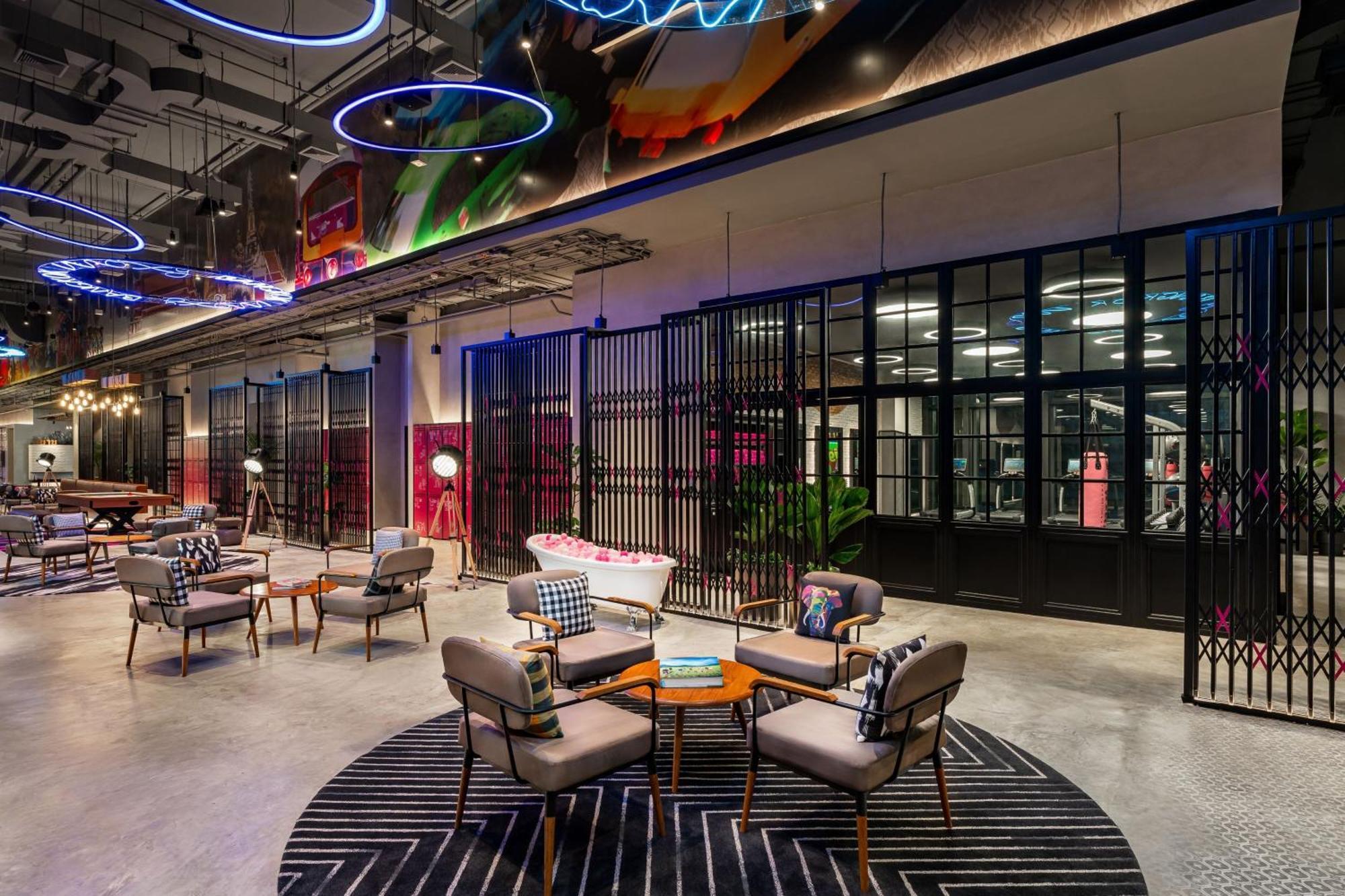 Отель Moxy Bangkok Ratchaprasong Экстерьер фото